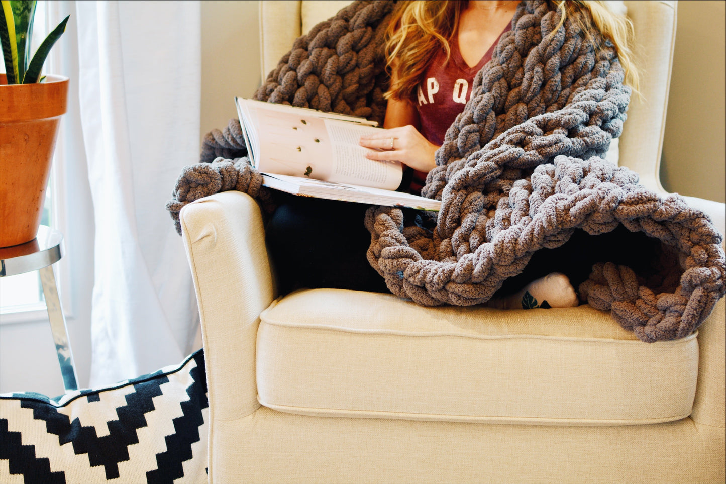 Chunky Knit Blanket in Dark Gray